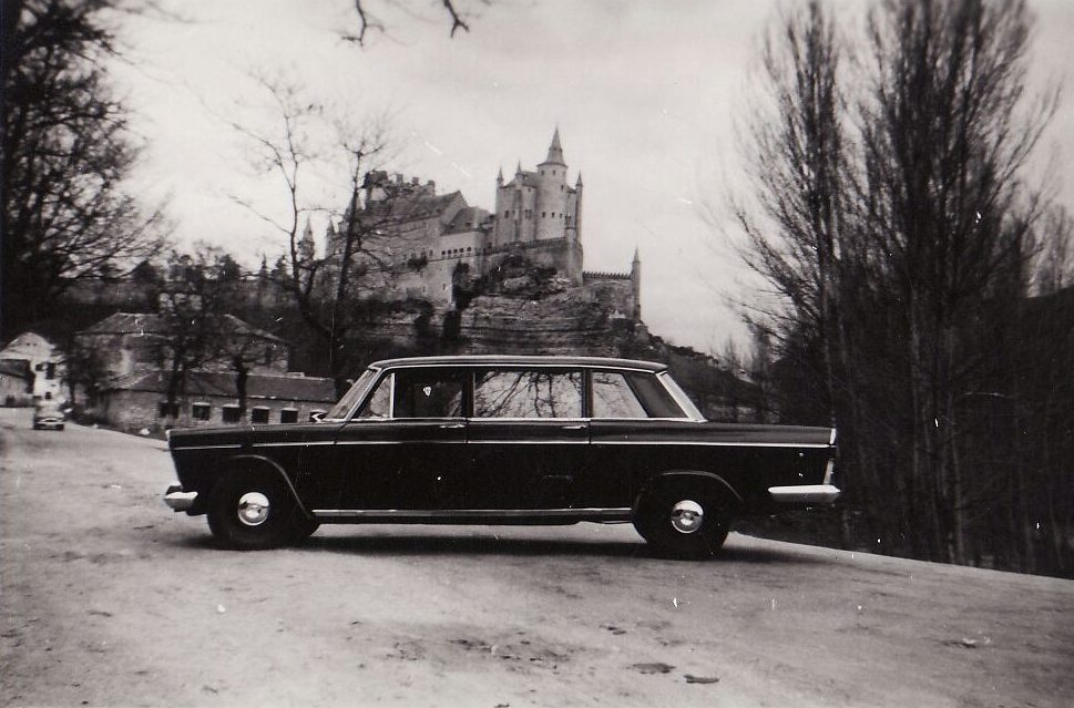 Taxi antiguo delante del Alcázar